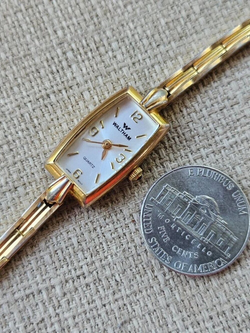 Vintage Waltham Women Wristwatch Gold Tone Analog Quartz Wrist Watch Japan - Picture 9 of 10